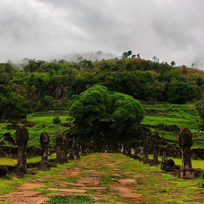 Wat Phu (Vat Phou) l&agrave; c&ocirc;ng tr&igrave;nh văn h&oacute;a ti&ecirc;u biểu nhất của Champasak.&nbsp;Di sản văn h&oacute;a thế giới n&agrave;y nằm c&aacute;ch Pakse khoảng 40km về ph&iacute;a nam, dọc theo bờ s&ocirc;ng Mekong.
