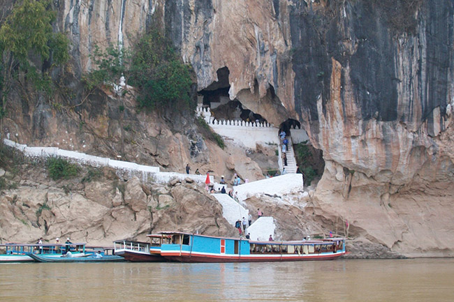 Động Pak Ou: Động Pak Ou nằm ở ph&iacute;a bắc Luang Prabang, tr&ecirc;n lưu vực s&ocirc;ng Mekong. N&oacute; nổi tiếng với c&aacute;c t&aacute;c phẩm đi&ecirc;u khắc Phật. Mặc d&ugrave; c&aacute;c t&aacute;c phẩm đi&ecirc;u khắc đ&atilde; bị hư hại phần lớn, nhưng khung cảnh xung quanh rất đ&aacute;ng để kh&aacute;m ph&aacute;.
