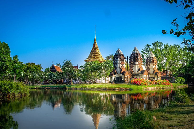 6. Ban đầu, Lek Viriyaphan định x&acirc;y dựng một s&acirc;n golf được bao quanh bởi tiểu cảnh l&agrave; c&aacute;c t&ograve;a nh&agrave; truyền thống Th&aacute;i Lan, nhưng trong qu&aacute; tr&igrave;nh l&agrave;m việc, &ocirc;ng đ&atilde; thay đổi một đ&iacute;ch của m&igrave;nh để tạo ra một nơi lưu giữ k&yacute; ức văn h&oacute;a nghệ thuật.