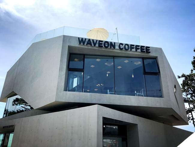 Wave On Coffee l&agrave; qu&aacute;n c&agrave; ph&ecirc; xinh đẹp treo tr&ecirc;n v&aacute;ch đ&aacute; cạnh b&atilde;i biển, nơi cực kỳ ho&agrave;n hảo cho những buổi chiều đầy nắng v&agrave; gi&oacute; m&aacute;t.&nbsp;
