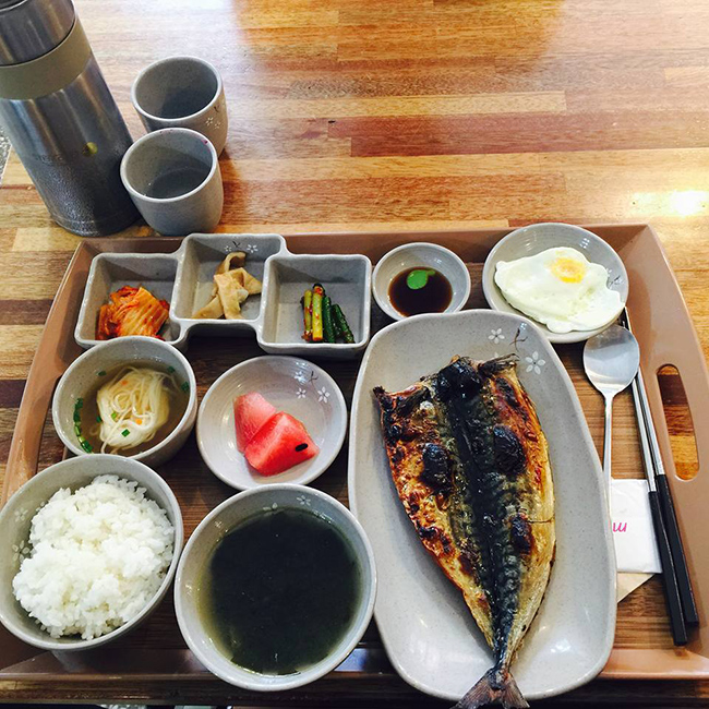 Roastery phục vụ c&aacute;c m&oacute;n đồ ăn rất ngon với gi&aacute; cả phải chăng v&agrave; view đẹp như ngồi nh&agrave; h&agrave;ng 5 sao ở Maldives. Cứ tưởng tượng vừa ăn vừa nghe tiếng s&oacute;ng vỗ bờ c&aacute;t trắng mịn, đ&acirc;y chắc chắn l&agrave; khoảnh khắc tuyệt vời nhất trong cuộc đời bạn.
