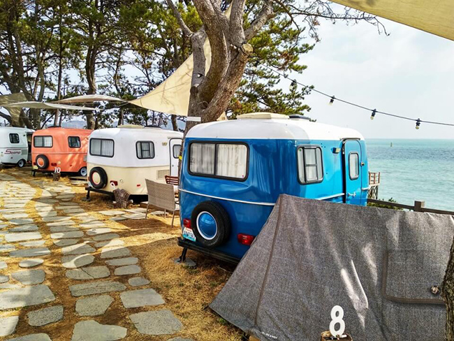 The moving caravan Busan được thiết kế m&ocirc; phỏng những chiếc xe hơi của d&acirc;n hippies. Tr&ocirc;ng ch&uacute;ng si&ecirc;u dễ thương.&nbsp;
