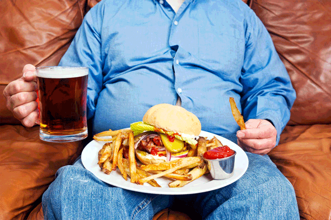 4. Thừa c&acirc;n: Một trong những t&aacute;c hại của việc thừa c&acirc;n l&agrave; sự t&iacute;ch tụ chất b&eacute;o trong gan, dẫn đến bệnh gan nhiễm mỡ kh&ocirc;ng do rượu (NAFLD). Bệnh n&agrave;y cũng c&oacute; thể dẫn đến một loạt c&aacute;c bệnh gan từ gan nhiễm mỡ đến xơ gan, vi&ecirc;m gan vĩnh vi&ecirc;n. Thuật ngữ 'kh&ocirc;ng cồn' được sử dụng v&igrave; tổn thương gan rất giống với thiệt hại do rượu g&acirc;y ra, mặc d&ugrave; những bệnh nh&acirc;n n&agrave;y kh&ocirc;ng ti&ecirc;u thụ qu&aacute; nhiều rượu.
