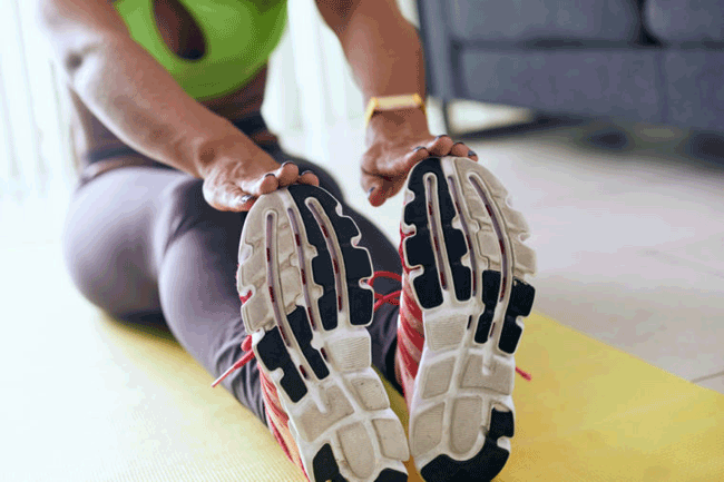 10. Khởi động sai c&aacute;ch: Th&oacute;i quen k&eacute;o d&agrave;i c&aacute;c cơ trước tập luyện c&oacute; thể dẫn đến chấn thương nếu bạn chỉ thực hiện c&aacute;c động t&aacute;c k&eacute;o d&agrave;i tĩnh, hay giữ 1 cơ cụ thể ở nguy&ecirc;n 1 vị tr&iacute;. Chuy&ecirc;n gia thể dục Erin Palinski-Wade cho biết, việc k&eacute;o căng cơ tĩnh c&oacute; thể dẫn đến hiệu suất suy giảm v&agrave; giữ căng cơ trước khi tập thể dục c&oacute; li&ecirc;n quan đến việc giảm hiệu suất v&agrave; căng cơ. H&atilde;y chắc chắn bạn khởi động đ&uacute;ng c&aacute;ch bằng c&aacute;c động t&aacute;c lu&acirc;n phi&ecirc;n để l&agrave;m n&oacute;ng cơ thể như phổi, xoay v&ograve;ng tay v&agrave; to&agrave;n th&acirc;n. Điều n&agrave;y gi&uacute;p cải thiện lưu th&ocirc;ng, tăng phạm vi chuyển động v&agrave; giảm nguy cơ chấn thương.
