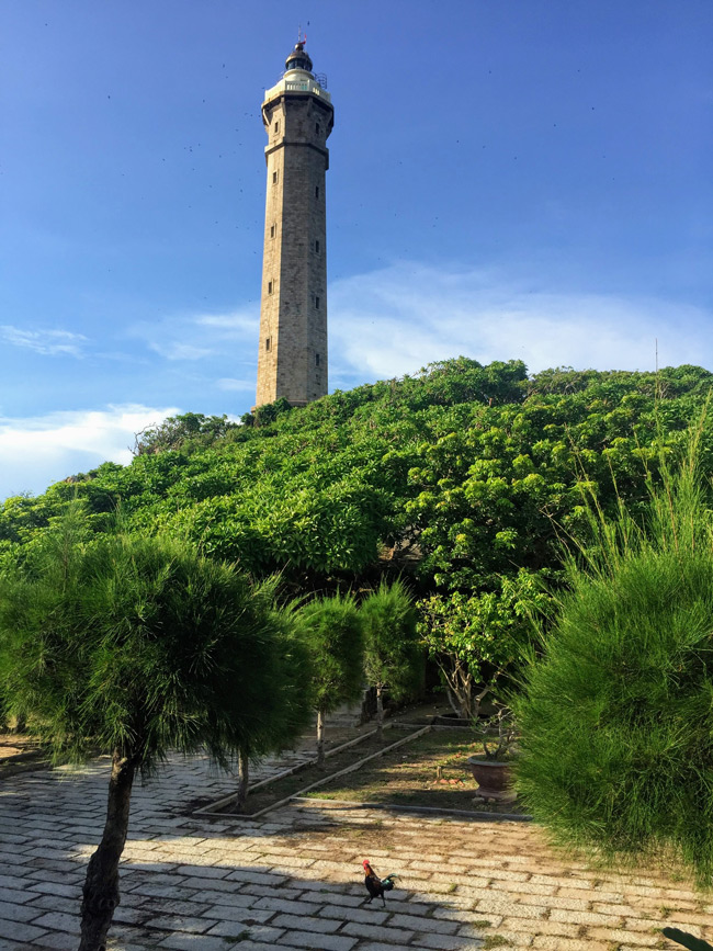 Phần th&aacute;p cao 35m, ngọn th&aacute;p c&oacute; b&oacute;ng đ&egrave;n lớn 2000W, xoay 360 độ, b&aacute;n k&iacute;nh qu&eacute;t s&aacute;ng tr&ecirc;n biển của hải đăng n&agrave;y l&agrave; 22 hải l&yacute;, tương đương 40km l&agrave;m t&iacute;n hiệu cho t&agrave;u b&egrave; qua lại.
