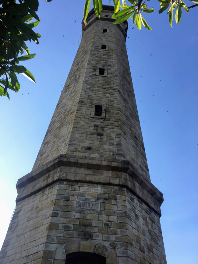 Th&aacute;p được l&agrave;m bằng đ&aacute; hoa cương. Những khối đ&aacute; được chạm, khắc th&agrave;nh từng &ocirc; chữ nhật phẳng, mang t&iacute;nh nghệ thuật cao.
