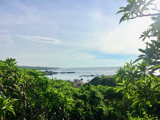 Từ đỉnh hải đăng, du kh&aacute;ch c&oacute; thể ph&oacute;ng tầm mắt ngắm cảnh biển bao la, thưởng thức kh&ocirc;ng gian kho&aacute;ng đạt, thơ mộng của biển trời B&igrave;nh Thuận trong tầm mắt.
