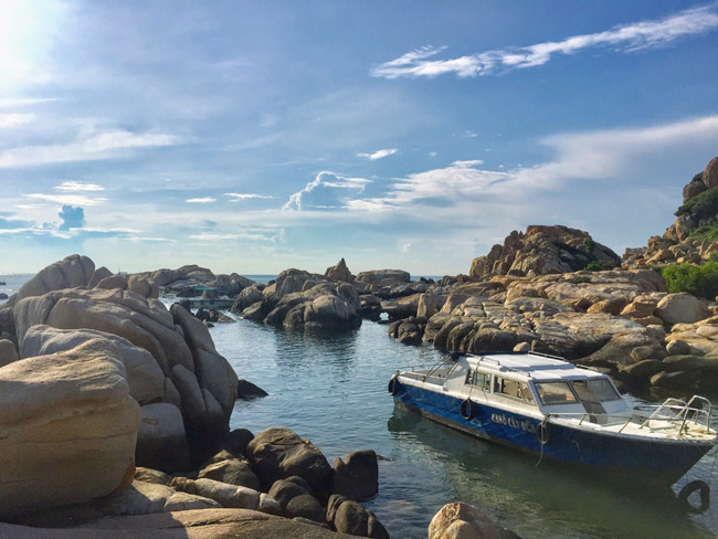 Từ Mũi K&ecirc; G&agrave; ra tới ngọn hải đăng bạn c&oacute; thể đi bằng thuyền th&uacute;ng hoặc cano với gi&aacute; 50.000đ/lượt. Khi thủy triều xuống, du kh&aacute;ch c&oacute; thể đi bộ tới đảo Hải Đăng.
