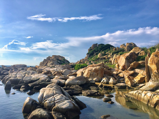 Bao quanh K&ecirc; G&agrave; l&agrave; hệ thống đ&aacute; tảng xếp chồng nhiều m&agrave;u sắc tạo khung cảnh hoang sơ v&agrave; cũng rất h&ugrave;ng vĩ.
