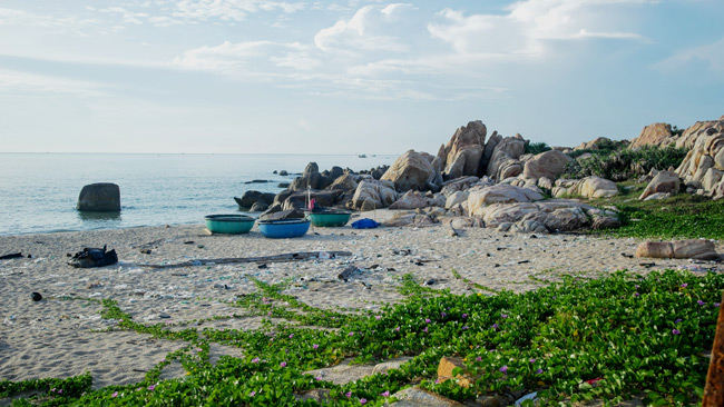 Tr&ecirc;n b&atilde;i biển c&oacute; rất nhiều những chiếc thuyền th&uacute;ng nhiều m&agrave;u sắc tạo khung cảnh thanh b&igrave;nh đặc trưng của miền biển.
