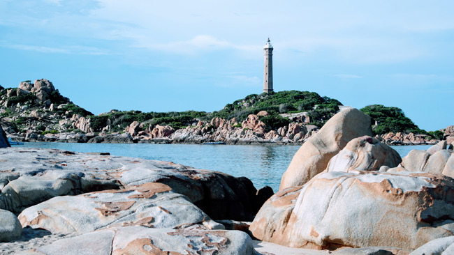 H&igrave;nh ảnh ngọn hải đăng đứng hi&ecirc;n ngang giữa biển trời bao la khiến kh&ocirc;ng &iacute;t du kh&aacute;ch phải ngỡ ng&agrave;ng khi đặt ch&acirc;n tới đ&acirc;y
