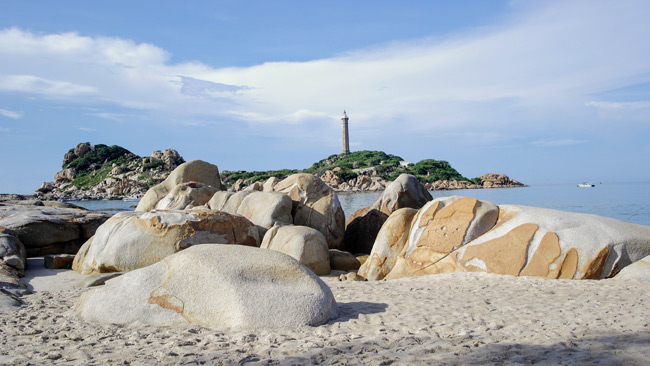 Mũi K&ecirc; G&agrave; thuộc x&atilde; T&acirc;n Th&agrave;nh, huyện H&agrave;m Thuận Nam, tỉnh B&igrave;nh Thuận. Tại đ&acirc;y c&oacute; ngọn th&aacute;p cao 65m so với mặt nước biển. Th&aacute;p x&acirc;y dựng từ năm 1897 - 1899 v&agrave; bắt đầu hoạt động v&agrave;o năm 1990. Được s&aacute;ch kỷ lục Việt Nam x&aacute;c nhận l&agrave; ngọn hải đăng cao nhất v&agrave; cổ nhất Việt Nam.
