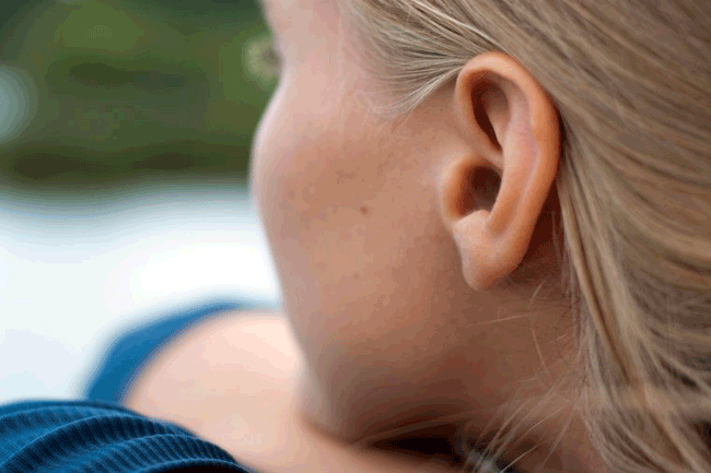 6. Mất th&iacute;nh gi&aacute;c: Th&ugrave;y th&aacute;i dương, nằm ở phần giữa dưới của vỏ n&atilde;o ph&iacute;a sau th&aacute;i dương, chịu tr&aacute;ch nhiệm xử l&yacute; khả năng nghe &acirc;m thanh, cũng như khả năng hiểu ng&ocirc;n ngữ của con người. Nếu bạn bị mất th&iacute;nh lực từ 1 b&ecirc;n hoặc cảm gi&aacute;c &ugrave; tai li&ecirc;n tục th&igrave; cần sớm đến c&aacute;c cơ sở uy t&iacute;n để được kh&aacute;m v&agrave; tư vấn.
