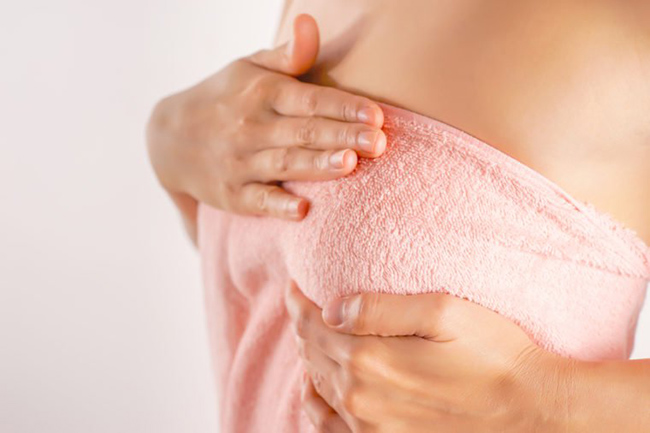 13. V&uacute; tiết sữa d&ugrave; kh&ocirc;ng cho con b&uacute;: Đ&acirc;y c&oacute; thể l&agrave; t&igrave;nh trạng c&oacute; t&ecirc;n gọi galactorrorr, một khối u l&agrave;nh t&iacute;nh tr&ecirc;n tuyến y&ecirc;n của bạn. Mặc d&ugrave; kh&ocirc;ng phải l&uacute;c n&agrave;o cũng c&oacute; hại, khối u c&oacute; thể dẫn đến kinh nguyệt kh&ocirc;ng đều v&agrave; cản trở khả năng sinh sản của bạn.
