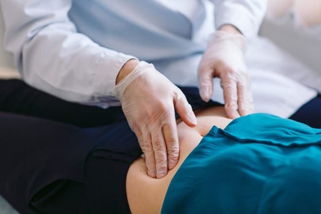17. Xuất hiện khối u quanh rốn: Một chỗ ph&igrave;nh mềm xung quanh khu vực n&agrave;y c&oacute; thể l&agrave; dấu hiệu tho&aacute;t vị rốn. Đ&oacute; cũng c&oacute; thể l&agrave; dấu hiệu của bệnh ung thư tiềm ẩn.
