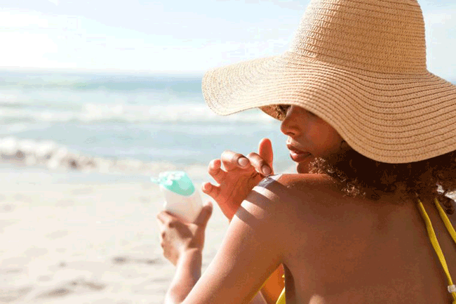 7. Lu&ocirc;n b&ocirc;i kem chống nắng trước khi ra ngo&agrave;i: Kem chống nắng c&oacute; khả năng bảo vệ da một c&aacute;ch tuyệt vời, nhưng đ&oacute; kh&ocirc;ng phải l&agrave; c&aacute;ch duy nhất để bảo vệ bạn khỏi c&aacute;c tia UV c&oacute; hại. Kết hợp sử dụng kem chống nắng với đội mũ rộng v&agrave;nh v&agrave; đeo k&iacute;nh r&acirc;m c&oacute; khả năng chống tia cực t&iacute;m khi ở ngo&agrave;i trời. Ngo&agrave;i ra, n&ecirc;n hạn chế chơi thể thao v&agrave;o những thời điểm nắng n&oacute;ng đỉnh điểm.
