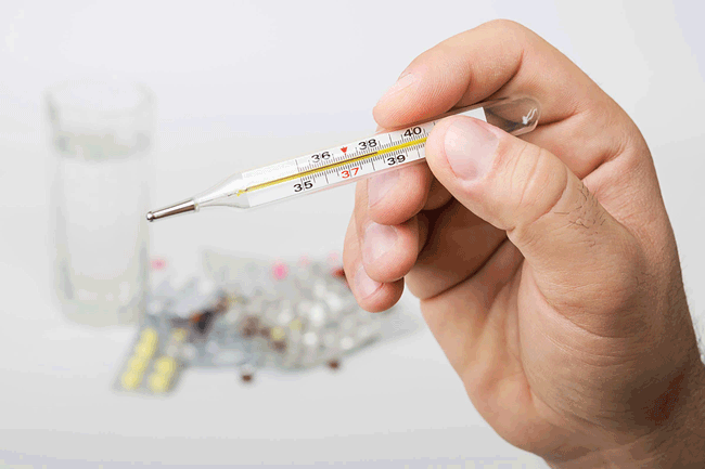 8. Sốt hoặc nhiễm tr&ugrave;ng thường xuy&ecirc;n: Nếu bạn nhận thấy m&igrave;nh thường xuy&ecirc;n mắc c&aacute;c bệnh th&ocirc;ng thường hoặc sốt, đ&oacute; c&oacute; thể l&agrave; dấu hiệu sớm của bệnh bạch cầu. Ung thư m&aacute;u k&iacute;ch hoạt cơ thể sản xuất c&aacute;c tế b&agrave;o bạch cầu bất thường, l&agrave;m suy yếu khả năng chống nhiễm tr&ugrave;ng của cơ thể.
