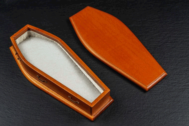 7. Căn bệnh khiến bạn lu&ocirc;n nghĩ rằng m&igrave;nh đ&atilde; chết: Những người mắc chứng hoang tưởng Cotard tin chắc rằng họ đ&atilde; chết v&agrave; mục n&aacute;t hoặc thậm ch&iacute; l&agrave; mất &iacute;t nhất 1 bộ phận cơ thể. Họ thường cự tuyệt ăn hoặc tắm v&igrave; lo lắng rằng việc cơ thể mất đi hệ thống ti&ecirc;u h&oacute;a để xử l&yacute; thức ăn hoặc nước sẽ rửa tr&ocirc;i những bộ phận cơ thể mỏng manh. Nghi&ecirc;n cứu cho thấy, hội chứng n&agrave;y g&acirc;y ảnh hưởng nghi&ecirc;m trọng ở những v&ugrave;ng n&atilde;o nhận biết cảm x&uacute;c, dẫn đến cảm gi&aacute;c t&aacute;ch rời. May mắn thay, c&oacute; những loại thuốc c&oacute; thể điều trị đặc hiệu t&igrave;nh trạng n&agrave;y.
