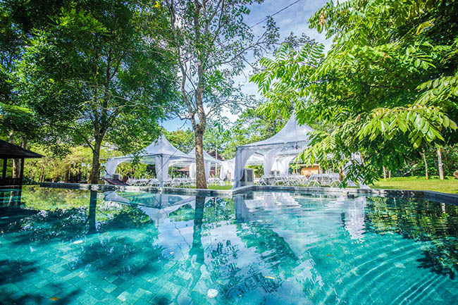 Tại đ&acirc;y du kh&aacute;ch c&oacute; thể thỏa sức tắm trong một hồ bơi v&ocirc; cực, b&ecirc;n cạnh l&agrave; khoảng s&acirc;n rộng để l&agrave;m BBQ. C&aacute;c dụng cụ nấu ăn sẽ được cung cấp theo nhu cầu của du kh&aacute;ch.
