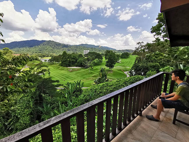 Tầm nh&igrave;n từ tầng 2 với khung cảnh tuyệt đẹp nh&igrave;n ra ngọn n&uacute;i Bukit Takun / Anak Bukit Takun), hồ nước v&agrave; s&acirc;n golf.
