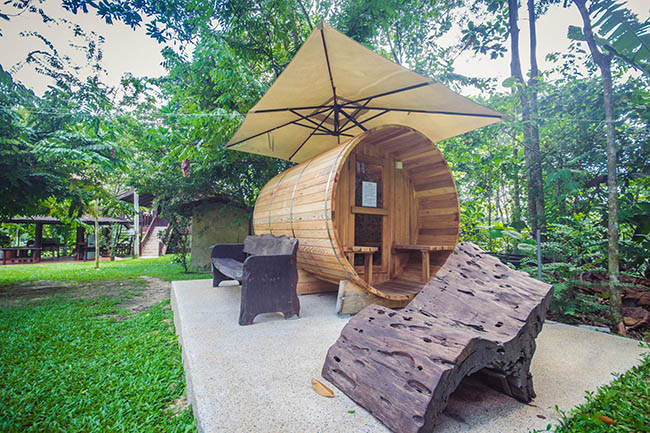 B&ecirc;n trong được chia l&agrave;m 2 khu vực, một b&ecirc;n l&agrave; biệt thự v&agrave; một b&ecirc;n l&agrave; Container. C&aacute;c ng&ocirc;i nh&agrave; nằm c&aacute;ch nhau 60 m&eacute;t, được che chắn bởi c&acirc;y cối um t&ugrave;m để ngăn c&aacute;ch sự ri&ecirc;ng tư l&ecirc;n mức tối đa.
