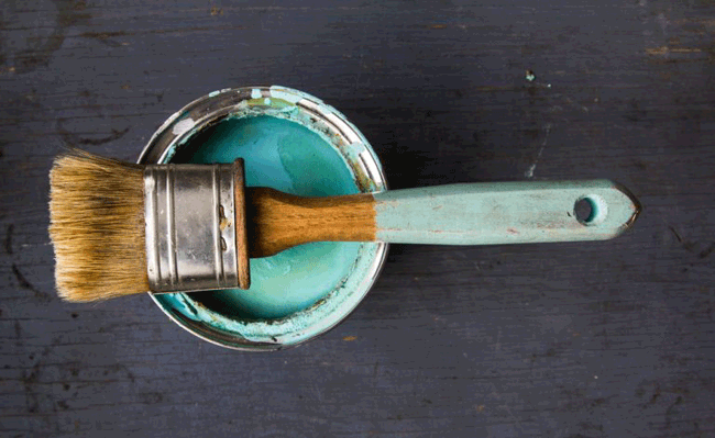 4. Căn bệnh khiến bạn th&egrave;m ăn sơn hoặc c&aacute;c loại dị vật: Những người bị mắc chứng th&egrave;m ăn những thứ bất thường như sơn, đất s&eacute;t, phấn, x&agrave; ph&ograve;ng, thạch cao v&agrave; bụi bẩn,... chẩn đo&aacute;n mắc bệnh Pica. Cảm gi&aacute;c th&egrave;m ăn thường k&eacute;o d&agrave;i li&ecirc;n tục trong hơn 1 th&aacute;ng. C&aacute;c triệu chứng n&agrave;y được nh&igrave;n thấy phổ biến nhất ở phụ nữ mang thai hoặc trẻ em. Một số nghi ngờ hội chứng l&agrave; do thiếu kho&aacute;ng chất, nhưng c&aacute;c chuy&ecirc;n gia chưa thống nhất về nguy&ecirc;n nh&acirc;n v&agrave; c&aacute;ch chữa trị căn bệnh n&agrave;y.
