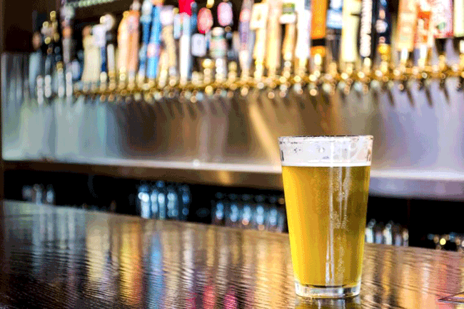 7. Hạn chế tới c&aacute;c qu&aacute;n bar: Những lần gặp gỡ bạn b&egrave;, hẹn h&ograve; hoặc b&agrave;n chuyện c&ocirc;ng việc sắp tới bạn n&ecirc;n sắp xếp tại qu&aacute;n c&agrave; ph&ecirc; thay v&igrave; qu&aacute;n rượu. Ngo&agrave;i ra, nhiều lựa chọn kh&aacute;c bạn c&oacute; thể thử như đến c&aacute;c qu&aacute;n c&agrave; ph&ecirc; &acirc;m nhạc, s&acirc;n chơi bowling, c&aacute;c qu&aacute;n ăn c&oacute; khu&ocirc;n vi&ecirc;n đẹp hoặc bất cứ đ&acirc;u c&oacute; thể loại trừ đồ uống được phục vụ l&agrave; rượu.
