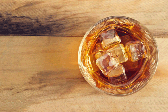 6. Dần chuyển sang c&aacute;c loại đồ uống c&oacute; độ cồn nhẹ hơn: C&oacute; rất nhiều lựa chọn thay thế cho c&aacute;c loại rượu mạnh. V&iacute; dụ, bạn c&oacute; thể lựa chọn những ly cocktail nhẹ nh&agrave;ng v&agrave; giảm tần suất uống.
