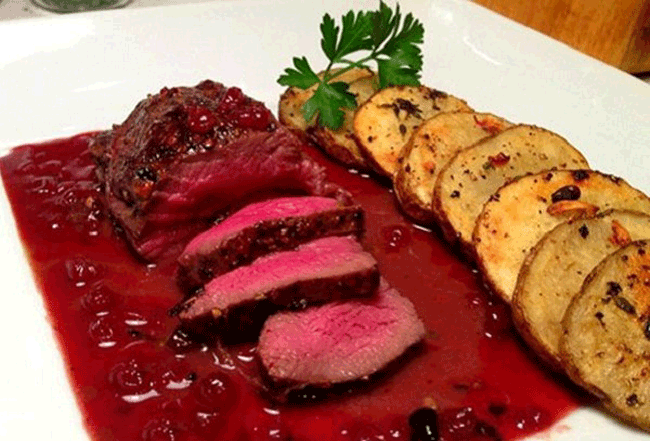 10. Thịt v&agrave; c&aacute;c thực phẩm gi&agrave;u protein kh&aacute;c c&oacute; thể gi&uacute;p cơ thể xử l&yacute; tốt hơn t&igrave;nh trạng say rượu. Nghi&ecirc;n cứu cho thấy, rượu ngăn cơ thể bạn hấp thụ một số axit amin. Cơ thể ph&acirc;n hủy protein th&agrave;nh c&aacute;c axit amin, l&agrave;m cho n&oacute; trở th&agrave;nh một lựa chọn tuyệt vời sau khi uống nhiều rượu.
