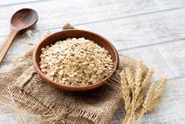 11. Bột yến mạch chứa carbohydrate phức tạp cung cấp sự giải ph&oacute;ng đường chậm v&agrave; đều đặn v&agrave;o m&aacute;u v&agrave; c&oacute; thể gi&uacute;p giảm triệu chứng n&ocirc;n nao. Một nghi&ecirc;n cứu cho thấy rằng, ăn một bữa s&aacute;ng nhiều carbs phức tạp thay v&igrave; đường tinh chế gi&uacute;p t&acirc;m trạng được cải thiện v&agrave; giảm cảm gi&aacute;c mệt mỏi.
