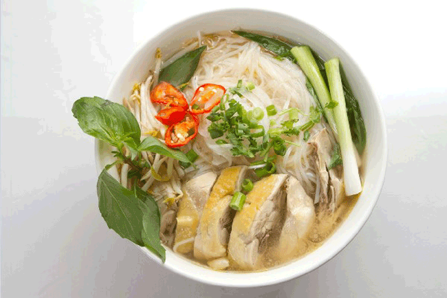 13. Phở g&agrave; l&agrave; một m&oacute;n ăn phổ biến khi bị mắc bệnh c&uacute;m hoặc cảm lạnh th&ocirc;ng thường. Ngo&agrave;i ra, n&oacute; cũng c&oacute; thể hữu &iacute;ch cho t&igrave;nh trạng say rượu. Nghi&ecirc;n cứu cho thấy phở g&agrave; c&oacute; thể gi&uacute;p bạn b&ugrave; nước v&agrave; h&agrave;m lượng natri bị mất.
