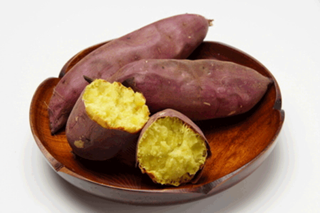 17. Khoai lang chứa một số chất dinh dưỡng c&oacute; thể gi&uacute;p bạn vượt qua cơn say rượu nhanh hơn. Vitamin A c&oacute; thể gi&uacute;p chống lại chứng vi&ecirc;m li&ecirc;n quan đến rượu, trong khi magi&ecirc; v&agrave; kali đặc biệt cần thiết để thay thế những g&igrave; đ&atilde; mất trong qu&aacute; tr&igrave;nh uống rượu.
