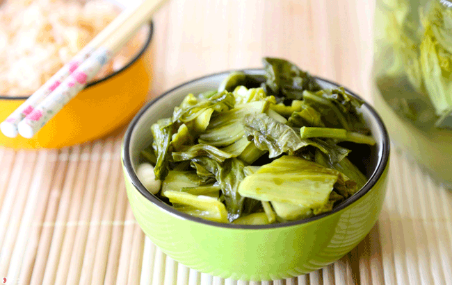 4. Dưa chua c&oacute; nhiều natri, chất điện giải bị cạn kiệt trong qu&aacute; tr&igrave;nh uống qu&aacute; nhiều rượu. Ăn dưa chua hoặc uống nước dưa muối c&oacute; thể gi&uacute;p tăng nồng độ natri v&agrave; khắc phục t&igrave;nh trạng say rượu ngay lập tức.
