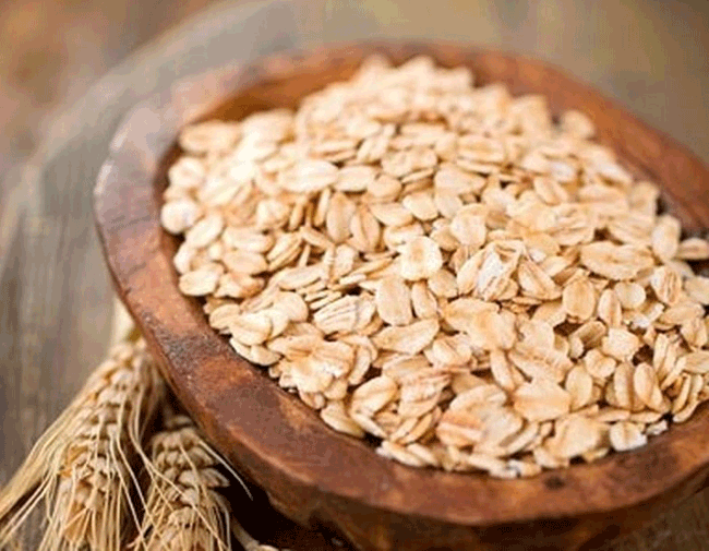 8. Bột yến mạch: Carbonhydrate trong ngũ cốc nguy&ecirc;n hạt như bột yến mạch cung cấp năng lượng cho cơ thể bạn. H&agrave;m lượng chất xơ cao c&oacute; thể gi&uacute;p bạn duy tr&igrave; c&acirc;n nặng.
