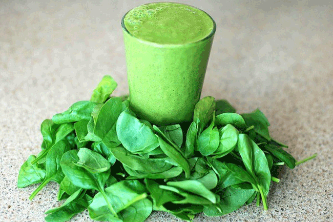 8. Rau l&aacute; xanh rất gi&agrave;u vitamin C v&agrave; K c&ugrave;ng với chất xơ v&agrave; folate. Ch&uacute;ng cũng c&oacute; t&aacute;c dụng l&agrave;m giảm huyết &aacute;p, c&acirc;n bằng lượng đường trong m&aacute;u v&agrave; giảm &aacute;p lực l&agrave;m việc cho thận.
