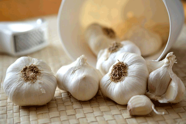 5. Tỏi chứa allicin c&oacute; đặc t&iacute;nh chống oxy h&oacute;a v&agrave; chống vi&ecirc;m mạnh mẽ. Cả hai đều c&oacute; lợi cho sức khỏe của thận v&agrave; huyết &aacute;p của bạn.
