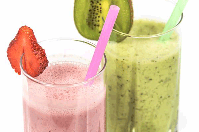10. Smoothies mua tại cửa h&agrave;ng: Smoothies l&agrave; lựa chọn tốt hơn so với nước tr&aacute;i c&acirc;y v&igrave; tất cả chất xơ tốt được giữ lại, mặc d&ugrave; đ&atilde; bị ti&ecirc;u h&oacute;a một phần trong m&aacute;y xay sinh tố. Nhưng tốt nhất n&ecirc;n tự chế biến tại nh&agrave;, v&igrave; loại đồ uống n&agrave;y mua tại cửa h&agrave;ng đ&atilde; được th&ecirc;m nhiều chất b&eacute;o v&agrave; đường.
