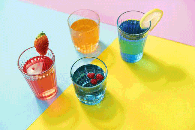 4. Nước tăng lực c&oacute; thể khiến bạn cảm thấy khỏe khoắn v&agrave; minh mẫn trong v&agrave;i giờ, nhưng ch&uacute;ng được l&agrave;m chủ yếu từ đường, caffeine v&agrave; phẩm m&agrave;u, c&oacute; thể l&agrave;m tăng huyết &aacute;p v&agrave; lượng đường trong m&aacute;u c&ugrave;ng một l&uacute;c. Đ&atilde; từng c&oacute; trường hợp tử vong v&igrave; uống qu&aacute; nhiều nước tăng lực, n&oacute; cũng l&agrave; nguy&ecirc;n nh&acirc;n c&oacute; thể g&acirc;y ra bệnh tim v&agrave; co giật. Bất cứ điều g&igrave; l&agrave;m suy yếu c&aacute;c hệ thống b&ecirc;n trong cơ thể đều c&oacute; thể l&agrave;m tăng nguy cơ mắc ung thư.
