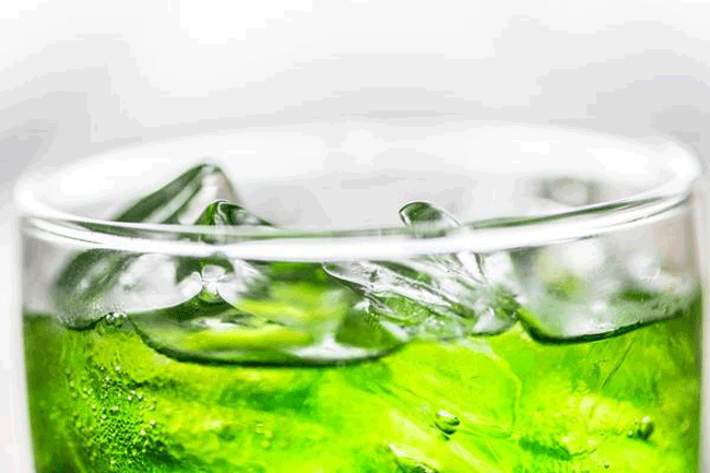 5. Nước ngọt c&oacute; gas: Giống như nước tăng lực, nước ngọt c&oacute; gas chứa rất nhiều đường, caffeine v&agrave; chất tạo m&agrave;u nh&acirc;n tạo. Một trong những chất phụ gia h&oacute;a học độc hại được sử dụng l&agrave; chất tạo m&agrave;u 4-MeI c&oacute; thể g&acirc;y nguy cơ mắc ung thư.
