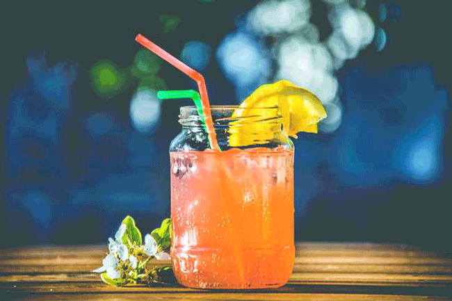 9. Nước &eacute;p tr&aacute;i c&acirc;y: Nước &eacute;p tr&aacute;i c&acirc;y c&oacute; thể cung cấp một số vitamin v&agrave; kho&aacute;ng chất quan trọng. Tuy nhi&ecirc;n, phần lớn dinh dưỡng trong to&agrave;n bộ tr&aacute;i c&acirc;y v&agrave; rau quả nằm ở chất xơ. Loại bỏ ch&uacute;ng kh&ocirc;ng chỉ l&agrave;m mất dinh dưỡng quan trọng, m&agrave; c&ograve;n c&oacute; xu hướng ti&ecirc;u thụ nhiều đường hơn. Ti&ecirc;u thụ nước tr&aacute;i c&acirc;y thường xuy&ecirc;n nước &eacute;p tr&aacute;i c&acirc;u c&oacute; nguy cơ l&agrave;m tăng nguy cơ mắc ung thư trực tr&agrave;ng.
