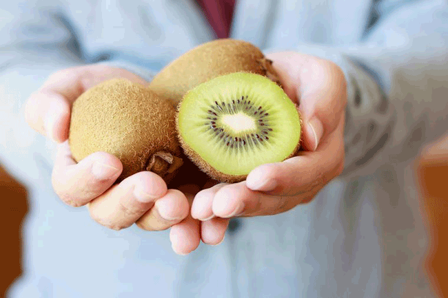 12. Ăn kiwi: Kiwi chứa chất chống oxy h&oacute;a chống ung thư, bao gồm vitamin C, vitamin E, lutein v&agrave; đồng.
