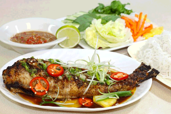 14. Ăn protein động vật &iacute;t chất b&eacute;o: C&aacute;c nh&agrave; nghi&ecirc;n cứu của Đại học Harvard ph&aacute;t hiện ra rằng, những người ăn khoảng 90gram thịt đỏ mỗi ng&agrave;y c&oacute; nguy cơ tử vong cao hơn 13% v&igrave; bệnh tim hoặc ung thư. Một nghi&ecirc;n cứu của Đại học Yale cho thấy, những phụ nữ ăn nhiều protein động vật c&oacute; nguy cơ mắc ung thư hạch kh&ocirc;ng Hodgkin cao hơn 70%. Chuyển sang sữa &iacute;t b&eacute;o hoặc kh&ocirc;ng b&eacute;o, chọn thịt gia cầm hoặc c&aacute; thay v&igrave; thịt b&ograve; hoặc thịt lợn, v&agrave; sử dụng dầu &ocirc; liu thay v&igrave; bơ l&agrave; chế độ dinh dưỡng được c&aacute;c nh&agrave; khoa học khuyến c&aacute;o.
