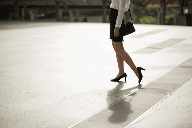 3. Đứng nhiều hơn v&agrave; ngồi &iacute;t hơn: C&aacute;c nghi&ecirc;n cứu mới cho thấy rằng, những người d&agrave;nh phần lớn thời gian trong ng&agrave;y để ngồi c&oacute; nguy cơ mắc ung thư ruột kết v&agrave; nội mạc tử cung cao hơn 24%. Một nghi&ecirc;n cứu kh&aacute;c cho thấy, những người d&agrave;nh nhiều thời ngồi xem TV c&oacute; nguy cơ mắc ung thư ruột kết tăng 54% so với những người xem &iacute;t hơn.
