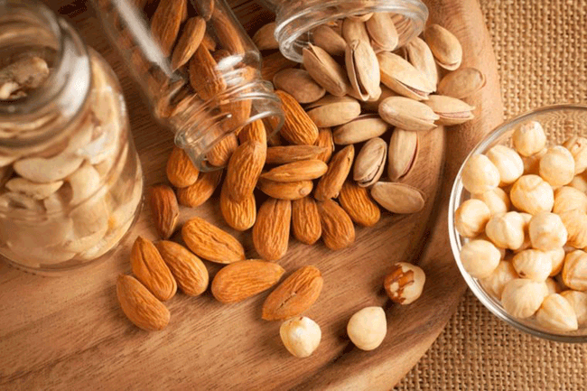 4. Ăn nhiều c&aacute;c loại hạt: Ch&uacute;ng gi&agrave;u selenium, một kho&aacute;ng chất vi lượng được t&igrave;m thấy trong đất gi&uacute;p ti&ecirc;u diệt c&aacute;c tế b&agrave;o ung thư. Một nghi&ecirc;n cứu của Harvard với hơn 1.000 nam giới mắc bệnh ung thư tuyến tiền liệt cho thấy, những người c&oacute; nồng độ selen trong m&aacute;u cao c&oacute; khả năng mắc bệnh tiến triển thấp hơn 48% so với nam giới c&oacute; mức độ thấp. V&agrave; một nghi&ecirc;n cứu k&eacute;o d&agrave;i 5 năm được thực hiện tại Đại học Cornell v&agrave; Đại học Arizona đ&atilde; chỉ ra rằng, ti&ecirc;u thụ 200 microgam selenium hằng ng&agrave;y gi&uacute;p giảm 63% nguy cơ mắc khối u tuyến tiền liệt, ung thư đại trực tr&agrave;ng &iacute;t hơn 58%, giảm 46% khối u &aacute;c t&iacute;nh v&agrave; giảm 39% tử vong do ung thư.
