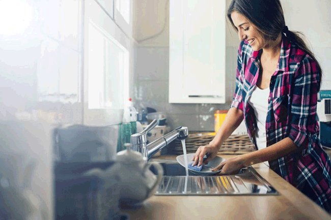 5. Rửa sạch b&aacute;t đĩa, đồ d&ugrave;ng nh&agrave; bếp thường xuy&ecirc;n: Đảm bảo rửa tất cả c&aacute;c dụng cụ nấu ăn đ&atilde; từng tiếp x&uacute;c với c&aacute;c sản phẩm tươi sống. Sử dụng nước n&oacute;ng x&agrave; ph&ograve;ng để rửa sau mỗi bước của qu&aacute; tr&igrave;nh chuẩn bị. Điều n&agrave;y sẽ ngăn vi khuẩn di chuyển tr&ecirc;n bề mặt v&agrave; l&agrave;m giảm khả năng ch&uacute;ng sẽ l&acirc;y nhiễm thực phẩm. Ngo&agrave;i ra, h&atilde;y lưu &yacute; việc đổi miếng rửa ch&eacute;n thường xuy&ecirc;n v&igrave; ch&uacute;ng dễ lưu trữ số lượng lớn vi khuẩn g&acirc;y hại.
