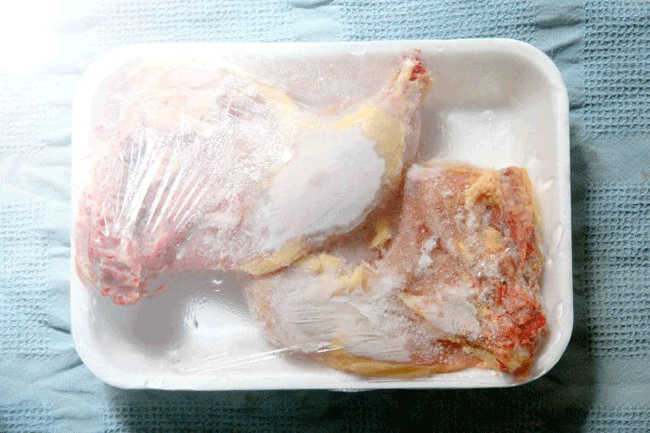 6. R&atilde; đ&ocirc;ng đ&uacute;ng c&aacute;ch: Theo Dịch vụ Kiểm tra v&agrave; An to&agrave;n Thực phẩm Mỹ, c&aacute;c phương ph&aacute;p r&atilde; đ&ocirc;ng th&ocirc;ng thường như để thịt hoặc thịt g&agrave; ở nhiệt độ ph&ograve;ng hoặc sử dụng nước n&oacute;ng thực sự kh&ocirc;ng an to&agrave;n v&igrave; ngay khi những thực phẩm n&agrave;y tr&ecirc;n 4.4&deg;C, vi khuẩn c&oacute; thể bắt đầu nh&acirc;n l&ecirc;n. Bạn cũng c&oacute; thể nấu m&agrave; kh&ocirc;ng cần r&atilde; đ&ocirc;ng, mặc d&ugrave; sẽ mất nhiều thời gian hơn khoảng 50% so với thời gian nấu cho thịt tan hoặc tươi.
