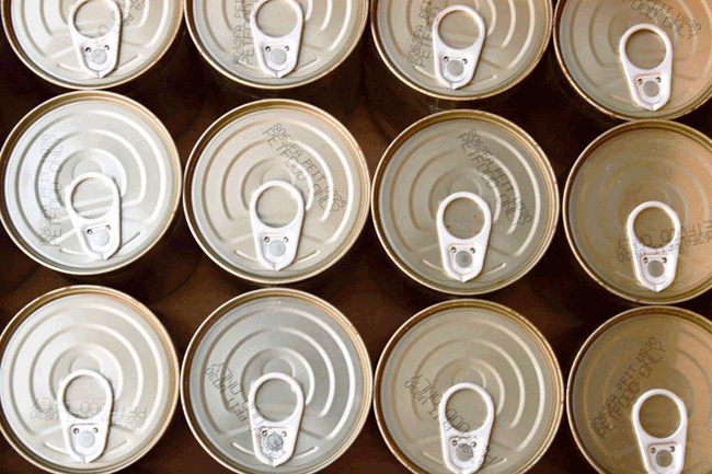 7. Kiểm tra c&aacute;c sản phẩm đ&oacute;ng hộp: Lon phồng hoặc nắp lọ bị han gỉ c&oacute; thể chỉ ra rằng thực phẩm chưa được xử l&yacute; v&agrave; c&oacute; thể bị nhiễm độc, trong khi vết l&otilde;m, vết nứt v&agrave; nắp lỏng cho thấy ch&acirc;n kh&ocirc;ng đ&atilde; bị vỡ v&agrave; cũng c&oacute; thể chỉ ra sự nhiễm bẩn. Kiểm tra kỹ tất cả c&aacute;c lọ v&agrave; lon trước khi mua để đảm bảo ch&uacute;ng c&ograve;n nguy&ecirc;n vẹn.
