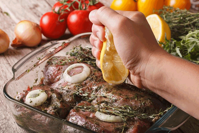 9. Ướp thịt trước khi chế biến: Nhiệt độ cao khi nướng thịt c&oacute; thể tạo ra c&aacute;c hợp chất gọi l&agrave; amin dị v&ograve;ng, c&oacute; li&ecirc;n quan đến ung thư. C&aacute;c hợp chất n&agrave;y c&oacute; thể l&agrave;m hỏng DNA đủ để th&uacute;c đẩy sự ph&aacute;t triển của c&aacute;c khối u trong ruột kết, v&uacute;, tuyến tiền liệt v&agrave; c&aacute;c tế b&agrave;o bạch huyết. Một nghi&ecirc;n cứu của Đại học Minnesota cho thấy ăn thịt ch&aacute;y thường xuy&ecirc;n c&oacute; thể l&agrave;m tăng nguy cơ ung thư tuyến tụy l&ecirc;n tới 60%. Theo nghi&ecirc;n cứu tr&ecirc;n Tạp ch&iacute; H&oacute;a học N&ocirc;ng nghiệp v&agrave; Thực phẩm, ướp thịt đỏ trong bia hoặc rượu trong 2 giờ trước khi nấu l&agrave;m giảm lượng c&aacute;c hợp chất c&oacute; hại n&agrave;y.
