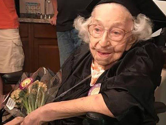 Tr&ecirc;n 100 tuổi. Thời gian ch&iacute;n m&ugrave;i để tốt nghiệp đại học.
