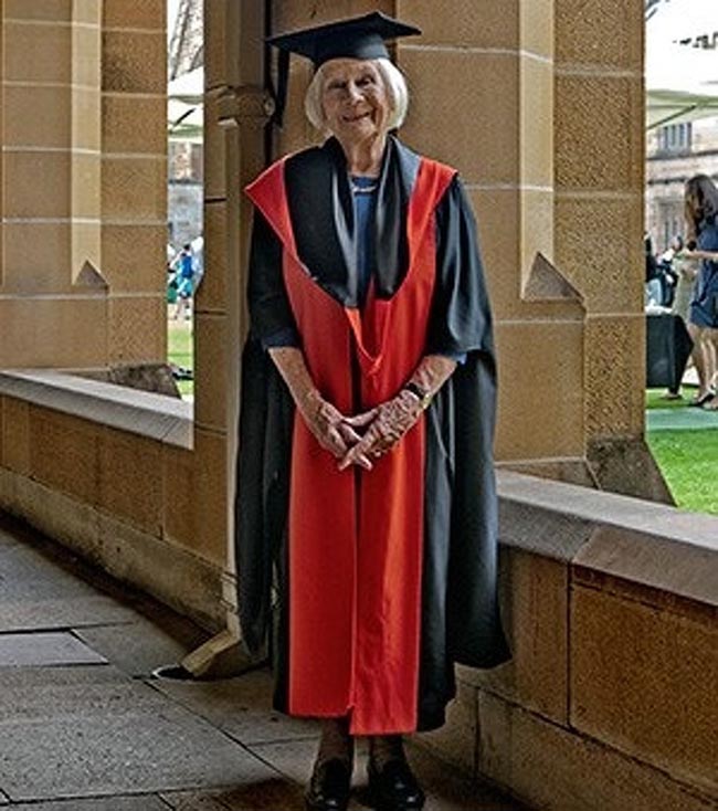 "Một t&igrave;nh y&ecirc;u học tập l&agrave; điều cần thiết", chuy&ecirc;n gia, tiến sĩ Lis Kirkby 93 tuổi.
